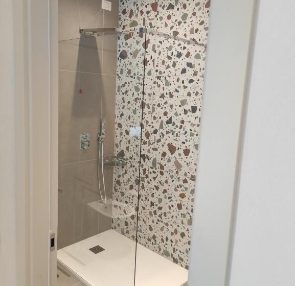 キングサイズベッドのスタンダードルーム, Live Home Rooms