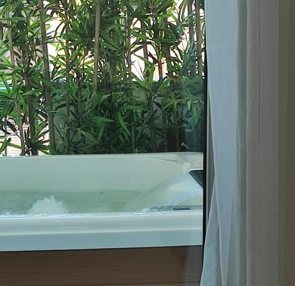 キングサイズベッドのスタンダードルーム, Live Home Rooms