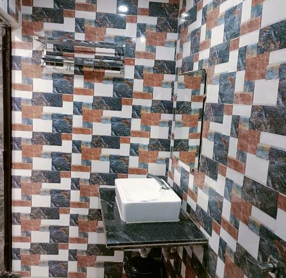 חדר דלוקס, Royal Inn