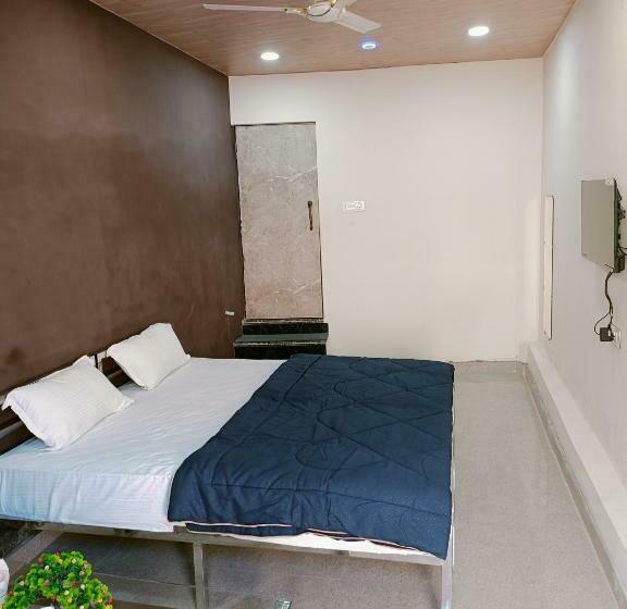 חדר דלוקס, Royal Inn