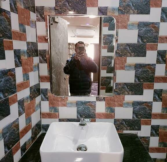 חדר דלוקס, Royal Inn