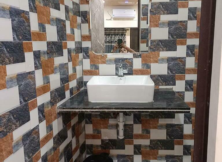 חדר דלוקס, Royal Inn