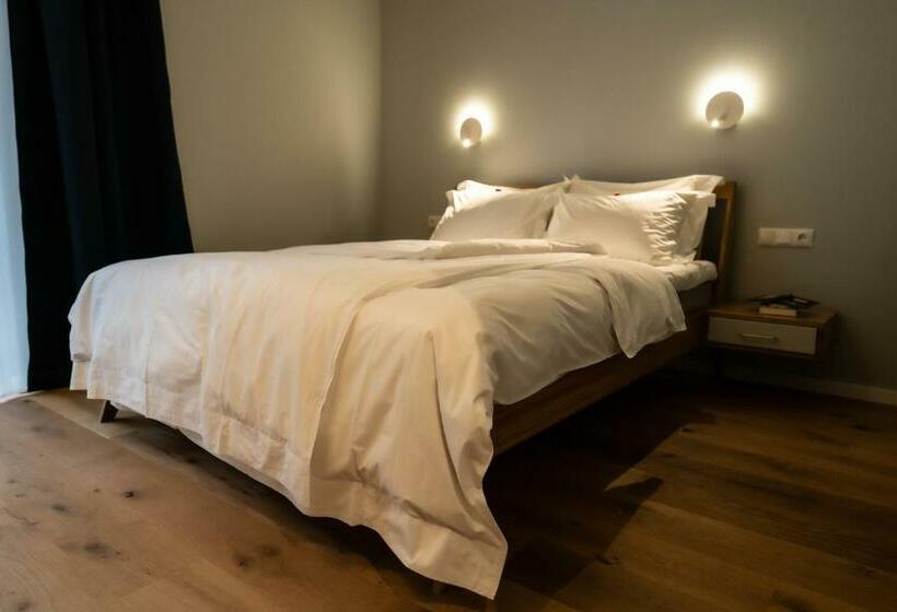 标准间, The Layhead B&b