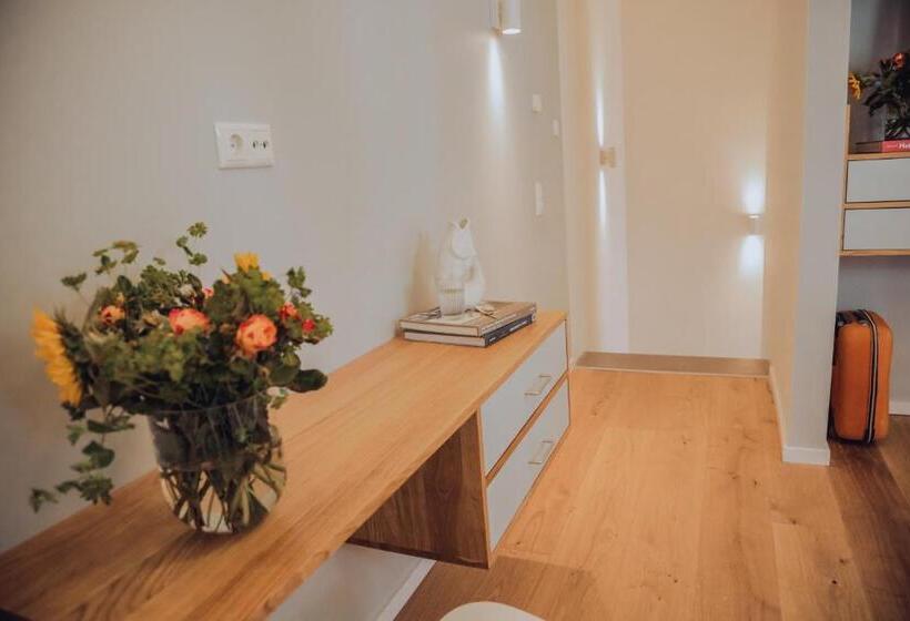 اتاق استاندارد, The Layhead B&b