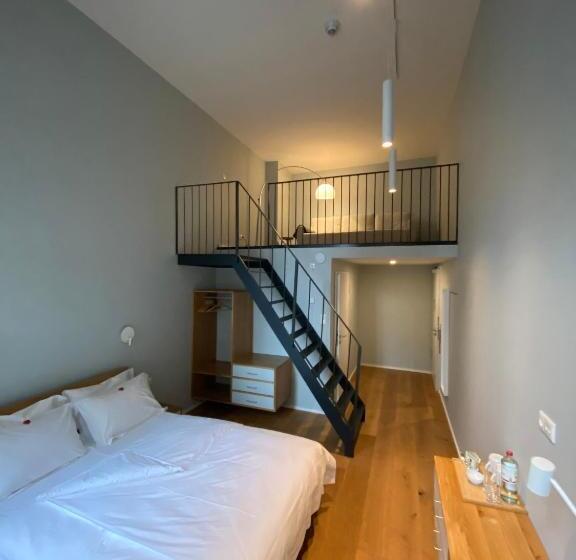 اتاق لوکس, The Layhead B&b