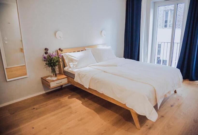 标准间, The Layhead B&b