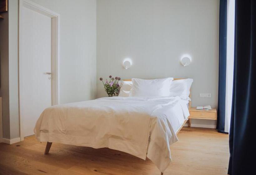 标准间, The Layhead B&b