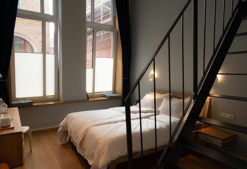 اتاق لوکس, The Layhead B&b