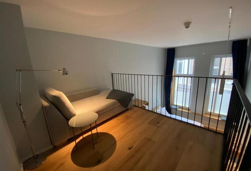 اتاق لوکس, The Layhead B&b