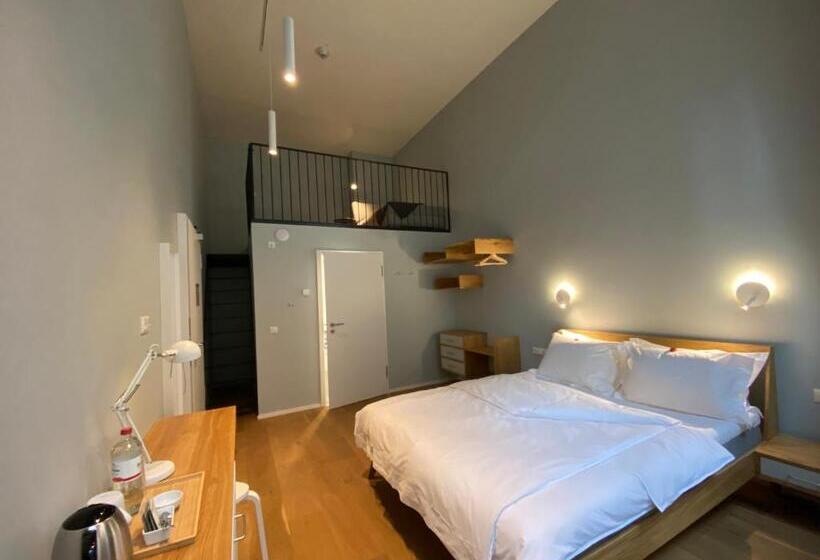 اتاق لوکس, The Layhead B&b