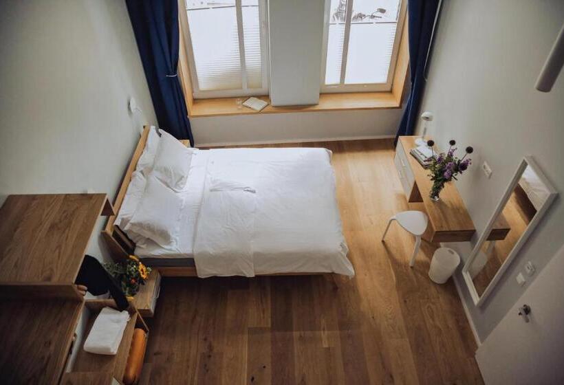 اتاق لوکس, The Layhead B&b