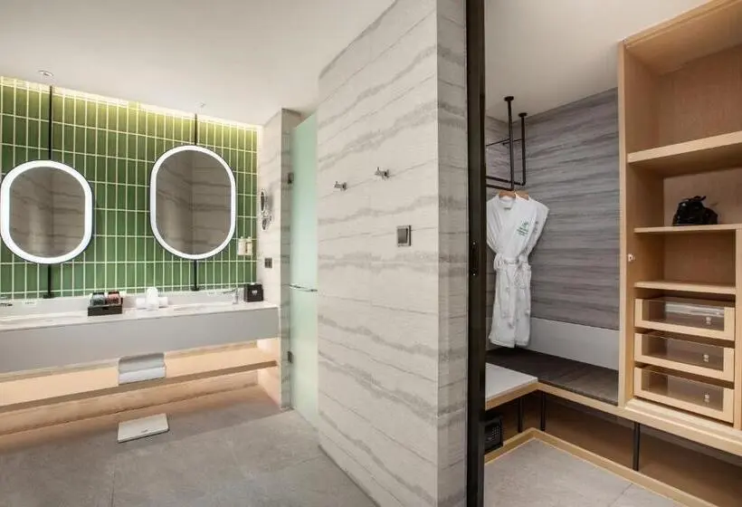 キングサイズベッドのスイートルーム, Holiday Inn Resort Guiyang Qingyan, An Ihg
