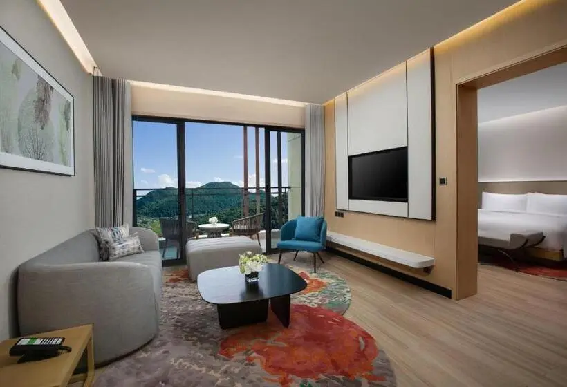 キングサイズベッドのスイートルーム, Holiday Inn Resort Guiyang Qingyan, An Ihg