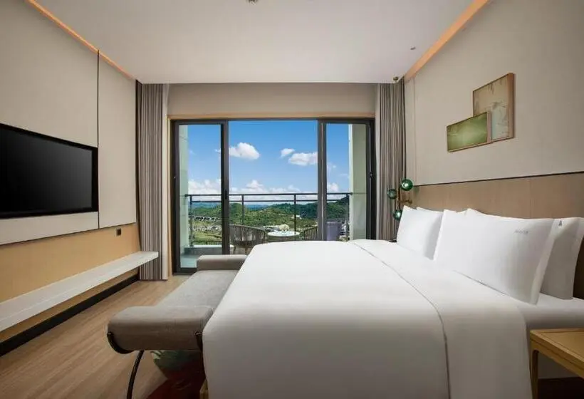 キングサイズベッドのスイートルーム, Holiday Inn Resort Guiyang Qingyan, An Ihg