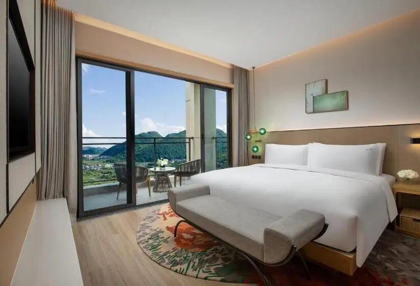 キングサイズベッドのスイートルーム, Holiday Inn Resort Guiyang Qingyan, An Ihg