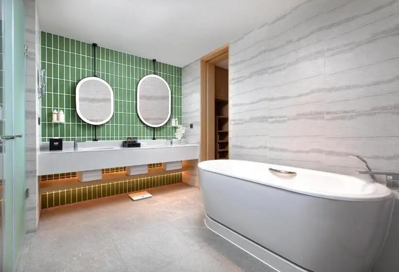 キングサイズベッドのスイートルーム, Holiday Inn Resort Guiyang Qingyan, An Ihg