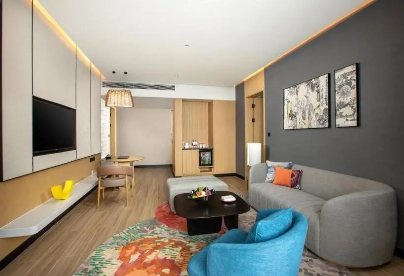 キングサイズベッドのスイートルーム, Holiday Inn Resort Guiyang Qingyan, An Ihg