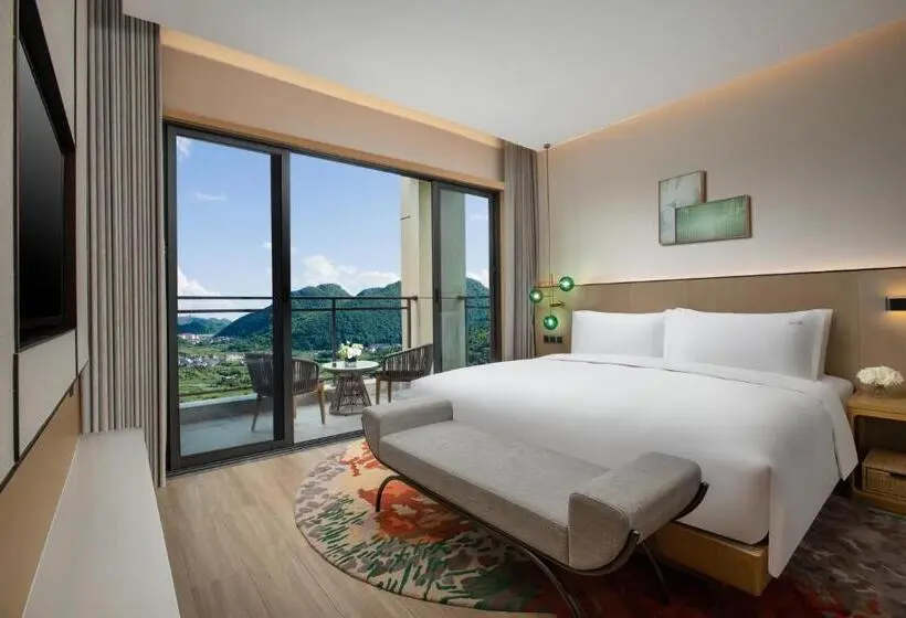 キングサイズベッドのスイートルーム, Holiday Inn Resort Guiyang Qingyan, An Ihg