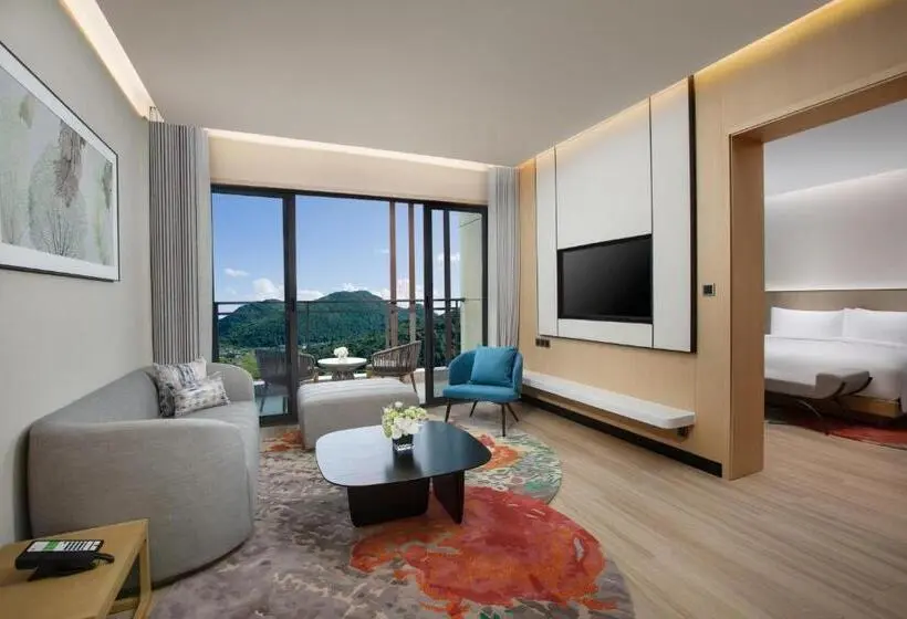 キングサイズベッドのスイートルーム, Holiday Inn Resort Guiyang Qingyan, An Ihg