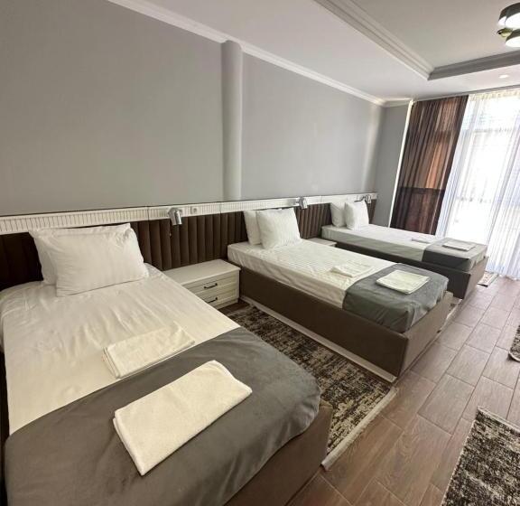 חדר סטנדרט לשלושה עם נוף לגינה, Dardania