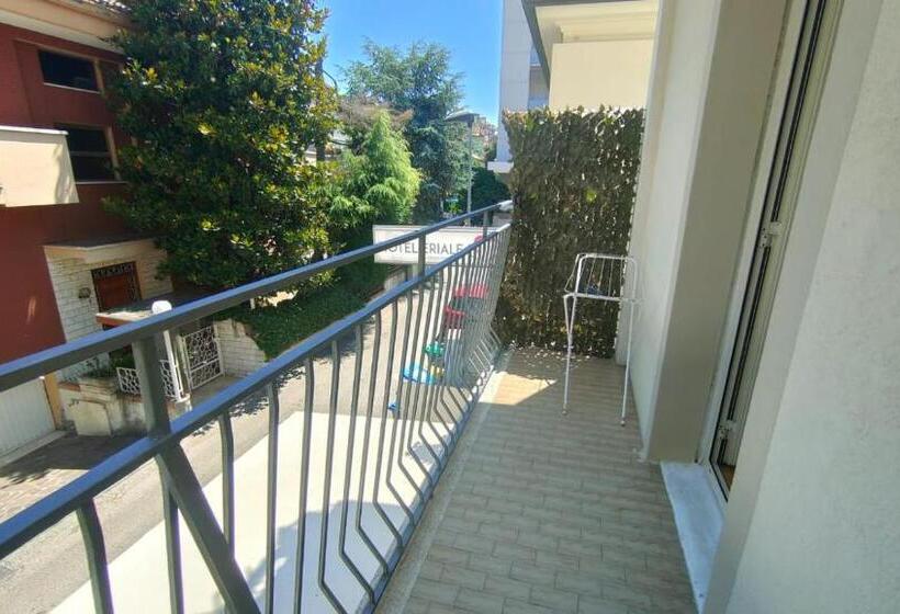 اتاق استاندارد سه تخته با بالکن, Eriale