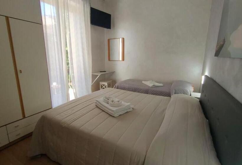 اتاق استاندارد سه تخته با بالکن, Eriale