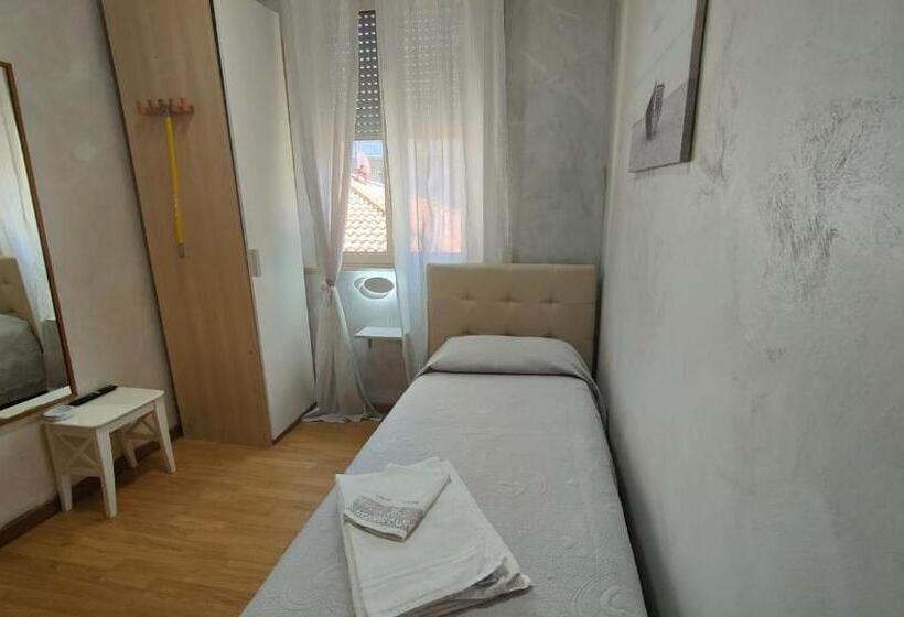 اتاق استاندارد یک نفره, Eriale