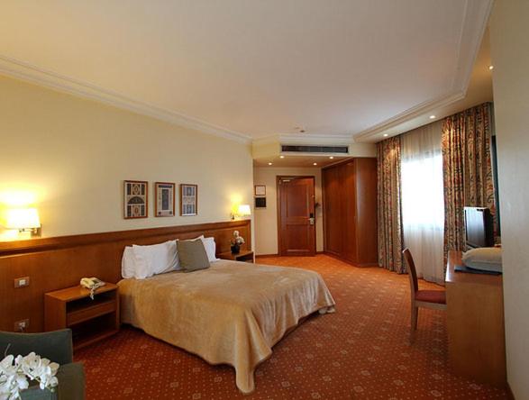 اتاق لوکس با چشم‌انداز شهر, Promenade