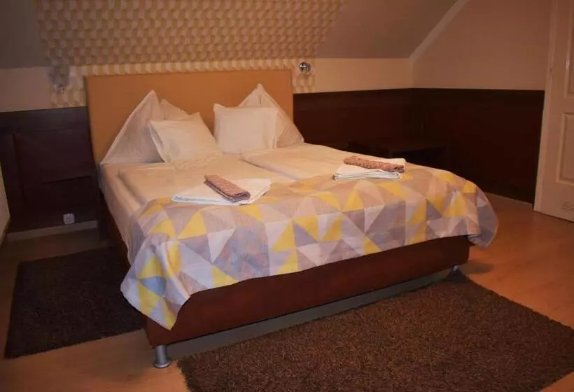 اتاق لوکس خانوادگی, Pávai