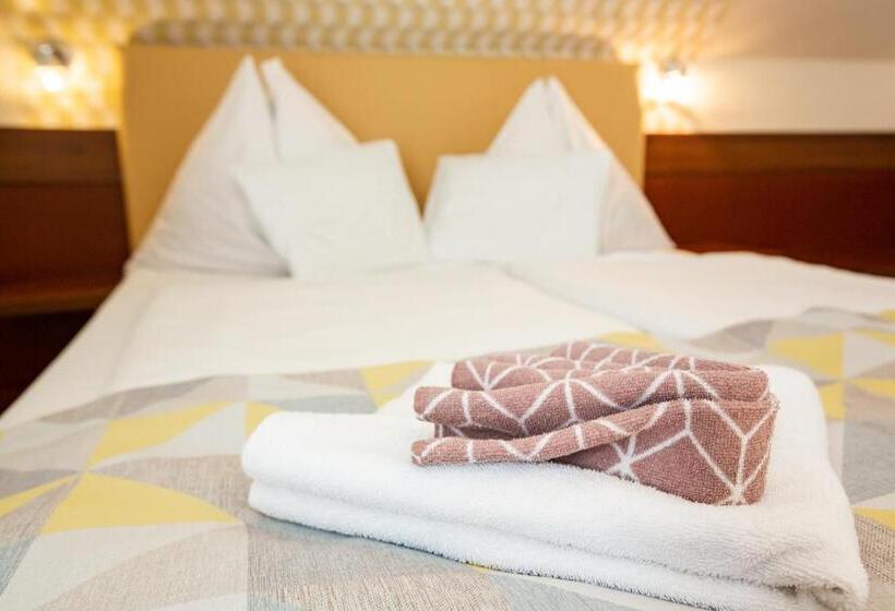 חדר משפחתי דלוקס, Pávai