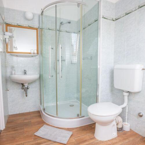 חדר משפחתי דלוקס, Pávai