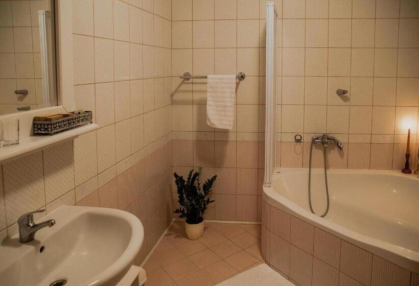 سوییت, Splavar Rooms