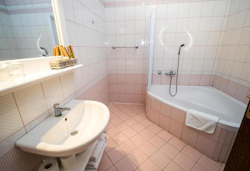 سوییت, Splavar Rooms