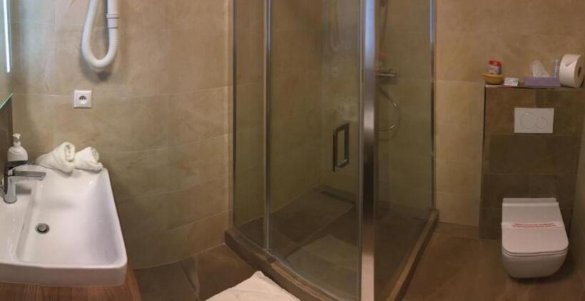 جناح جونيور, Victoria