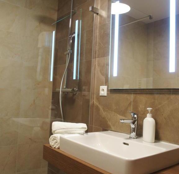 جناح جونيور, Victoria