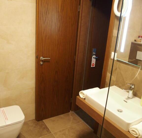 주니어 스위트, Victoria