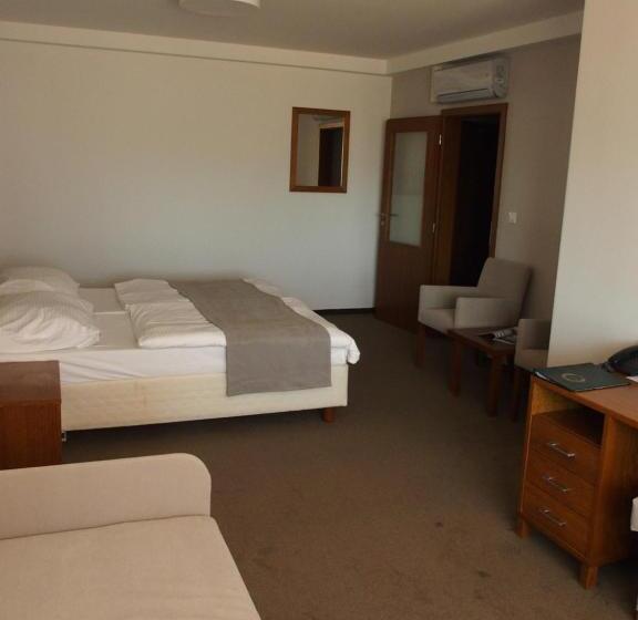 جناح جونيور, Victoria