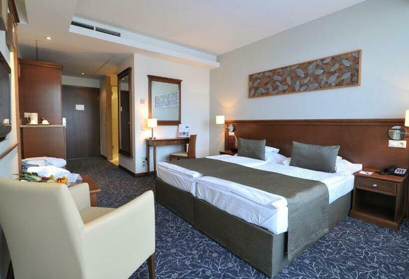 חדר סופריור עם מרפסת, Hunguest Saliris