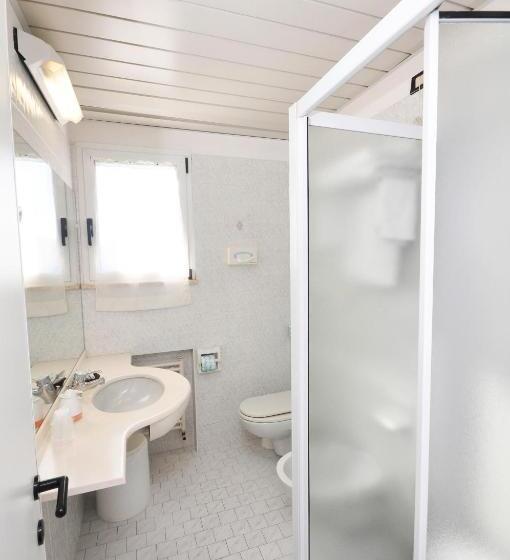 エコノミー4人部屋, Maestri