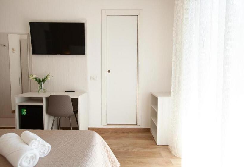 デラックスルーム, Maestri