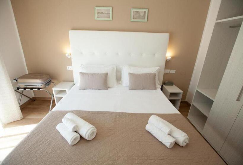 デラックスルーム, Maestri