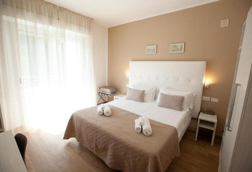 デラックスルーム, Maestri