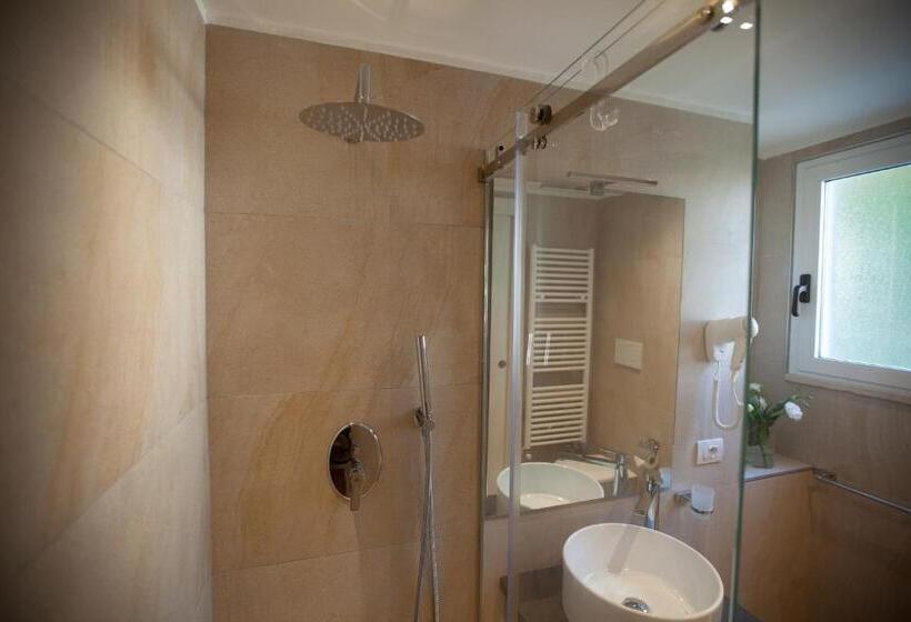 デラックスルーム, Maestri