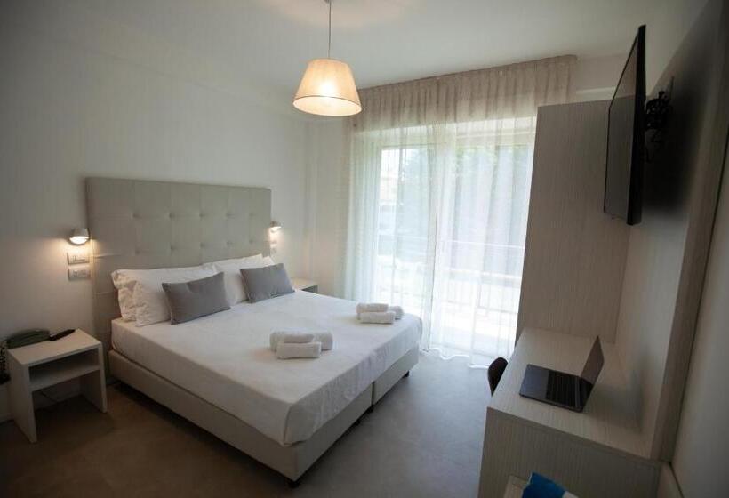 デラックスルーム, Maestri