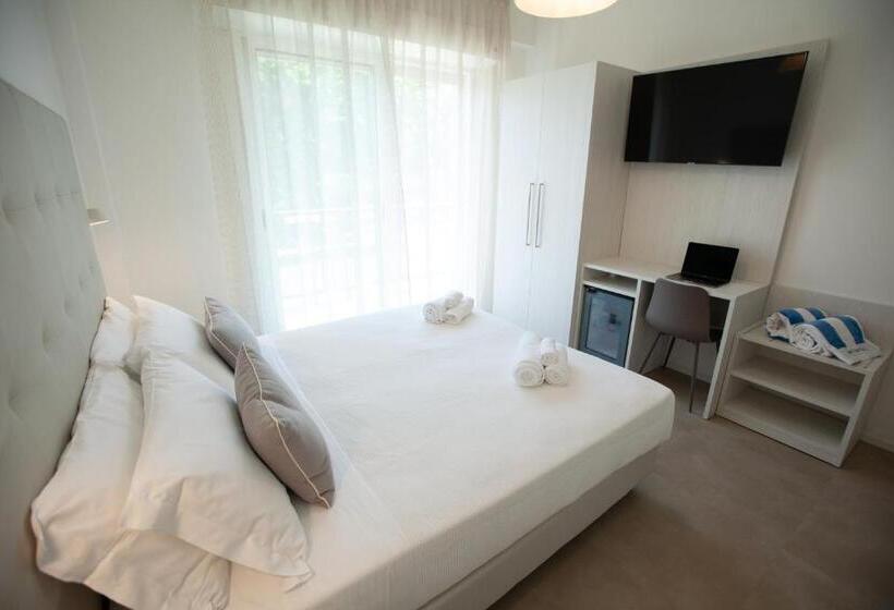 デラックスルーム, Maestri