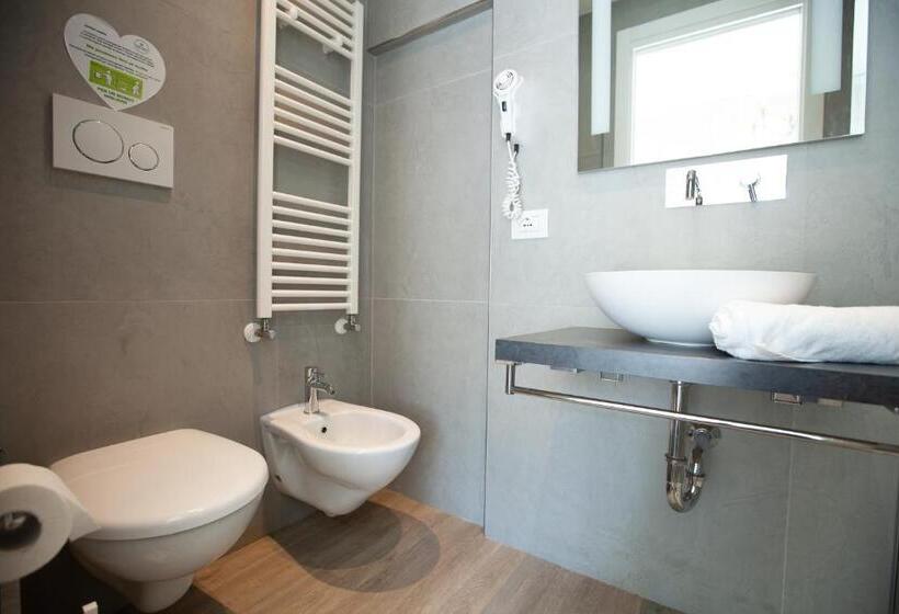 デラックスルーム, Maestri