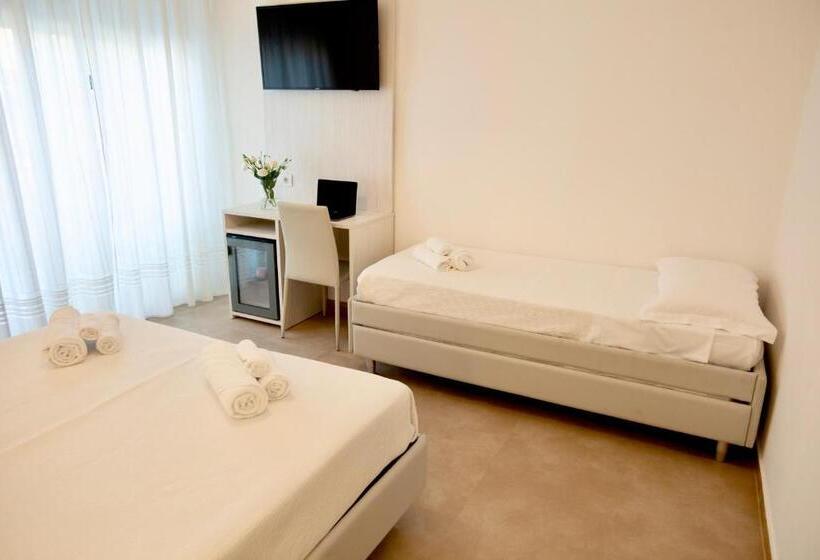 デラックストリプルルーム, Maestri