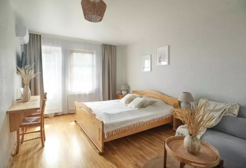 اتاق ساده با بالکن, Prie Mariu