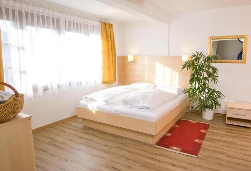 Семейный Номер, Simon   Das Vital