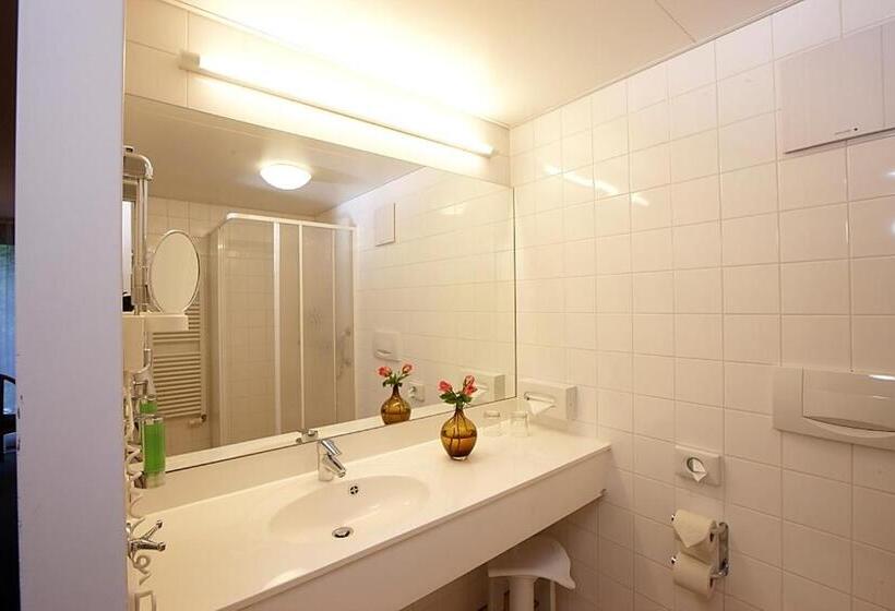 غرفة قياسية ثلاثية, Weisses Kreuz